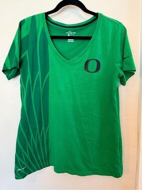 Nike Women’s Oregon Ducks v-neck tee
